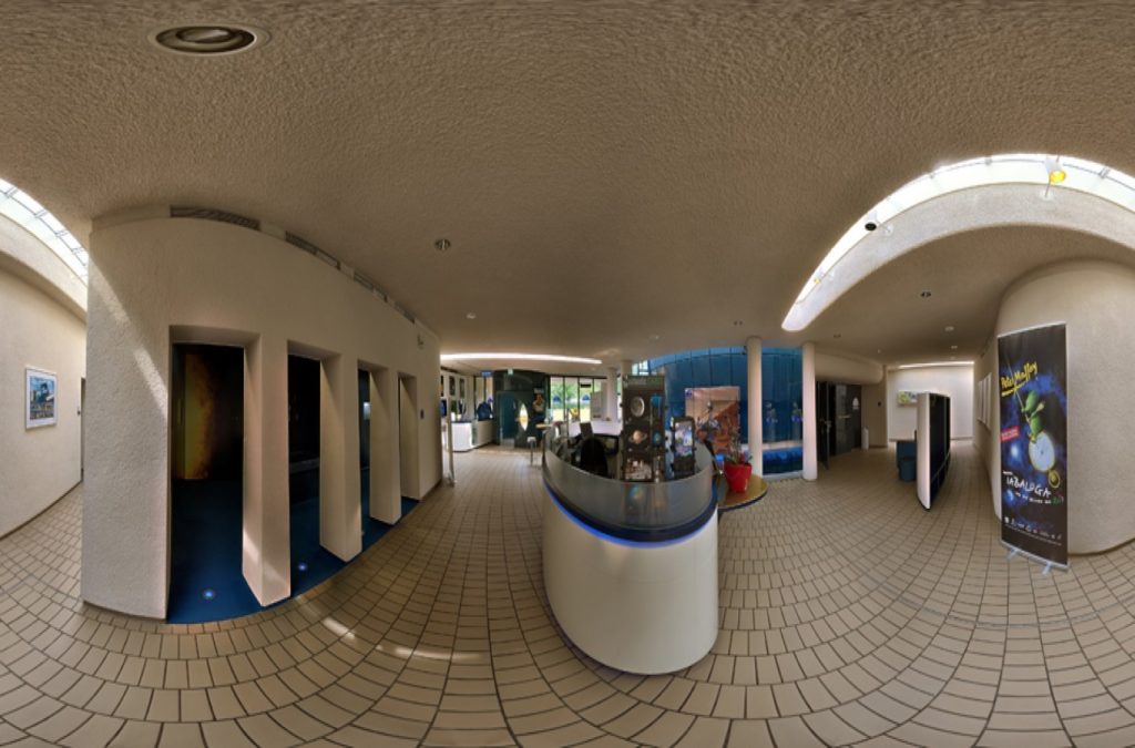 Modernisiertes Foyer des Planetarium Wolfsburg mit zeitgenössischer Kunst