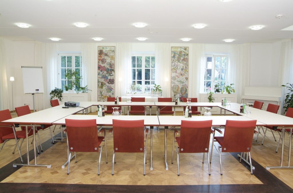 Großer Saal mit Blockbestuhlung im Parkhotel Wolfsburg für eine Tagung in Wolfsburg